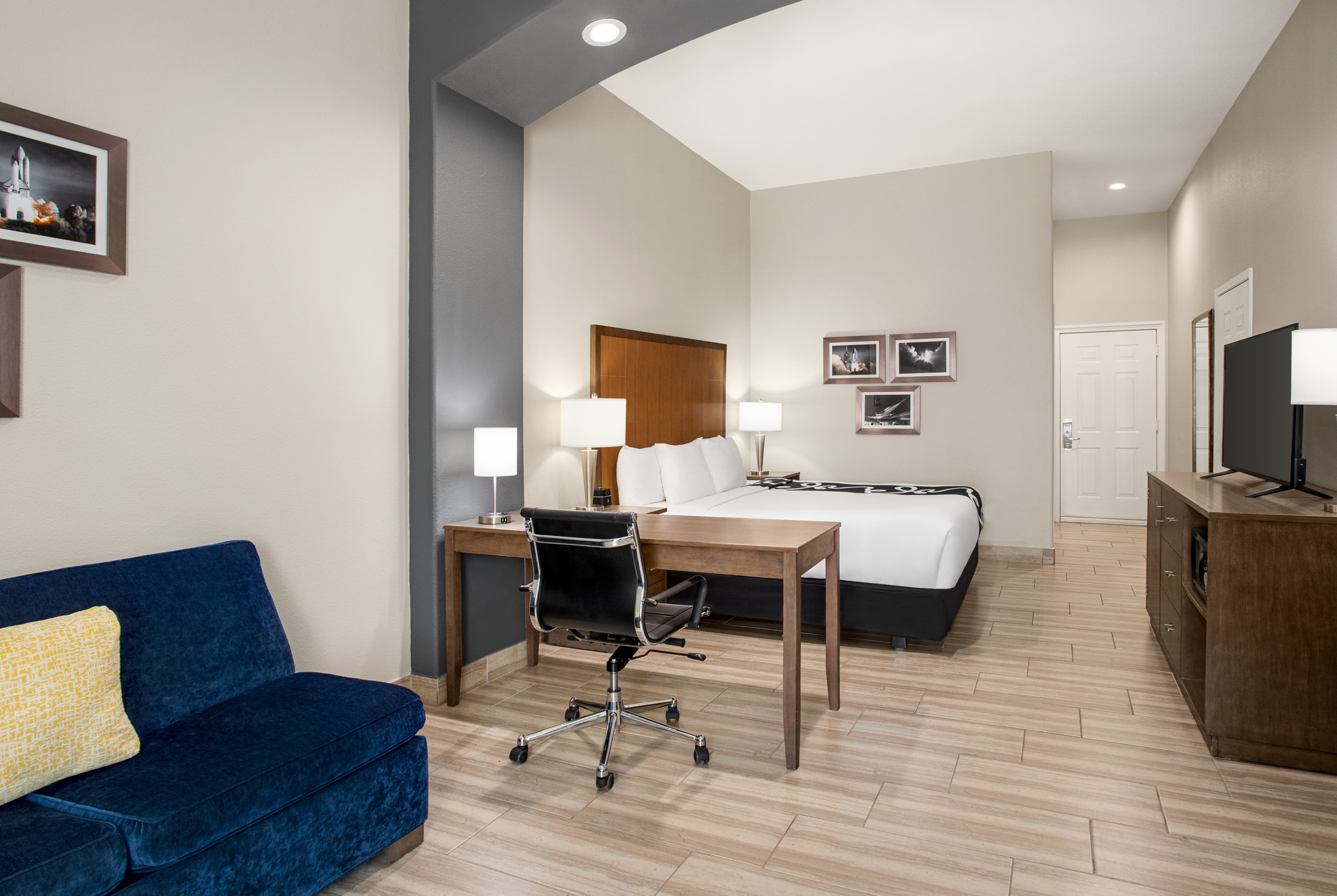 King bed guest room at the La Quinta Inn & Suites by Wyndham Brownsville North in Brownsville, Texas